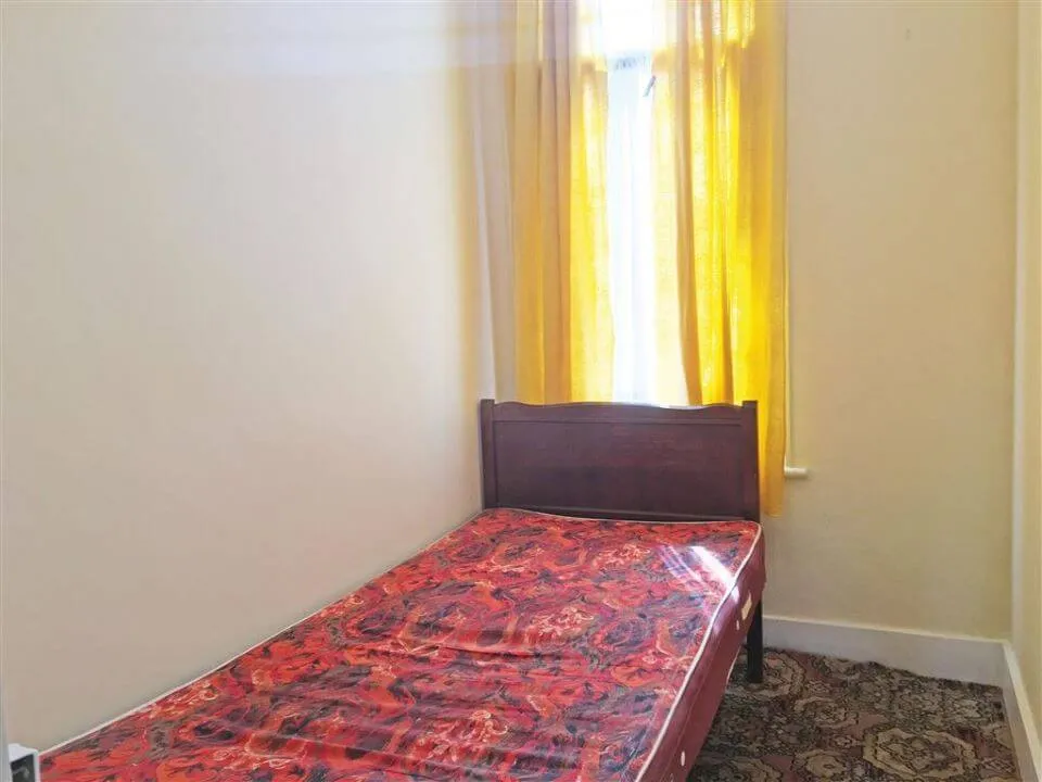 21 Denbigh Road, East Ham, London E6 3LF - small bedroom