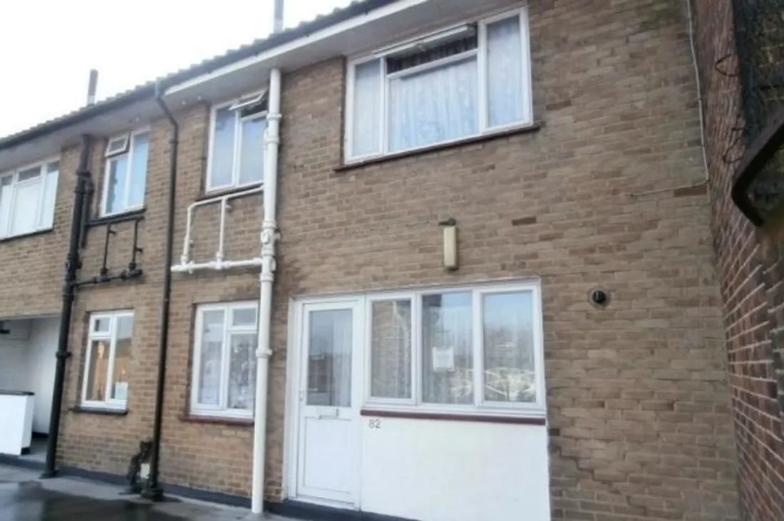 82 Cross Street, Erith DA8 1RB - view from the street