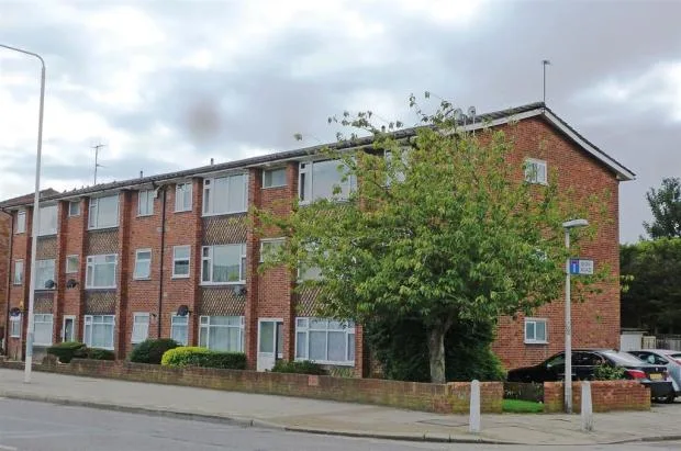 435 Rainham Road South, Dagenham, Essex RM10 7XP - sold at auction