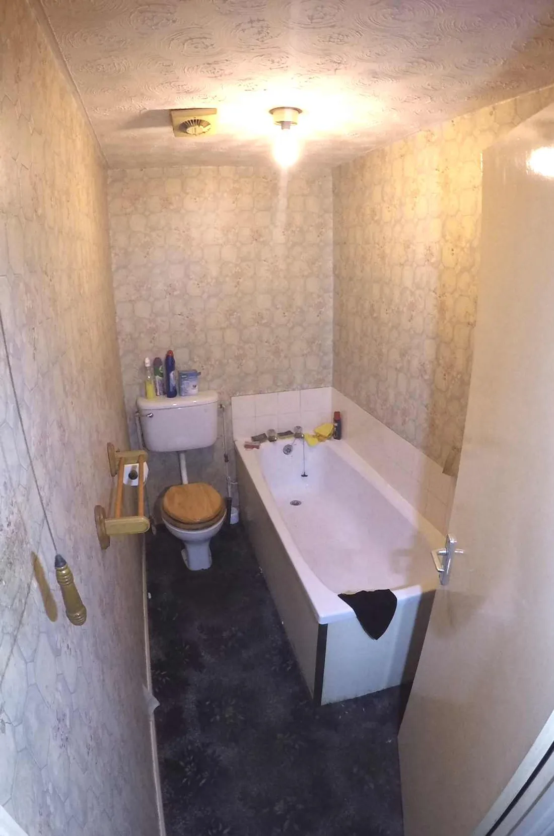 Flat 11, Rookley Court, Purfleet - bathroom