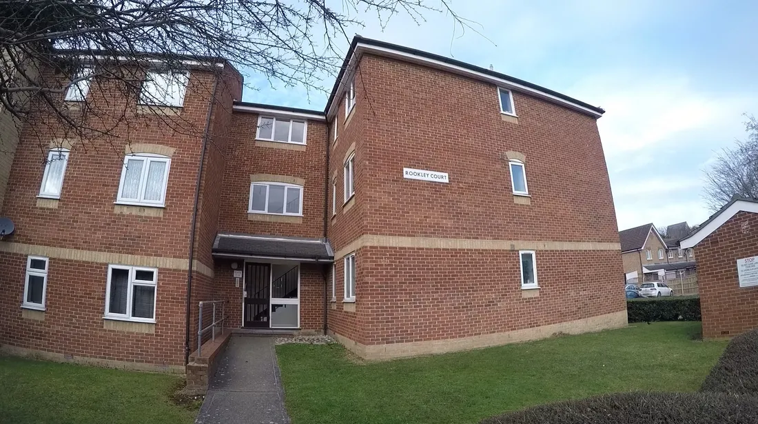 Flat 11, Rookley Court, Purfleet - view from the street