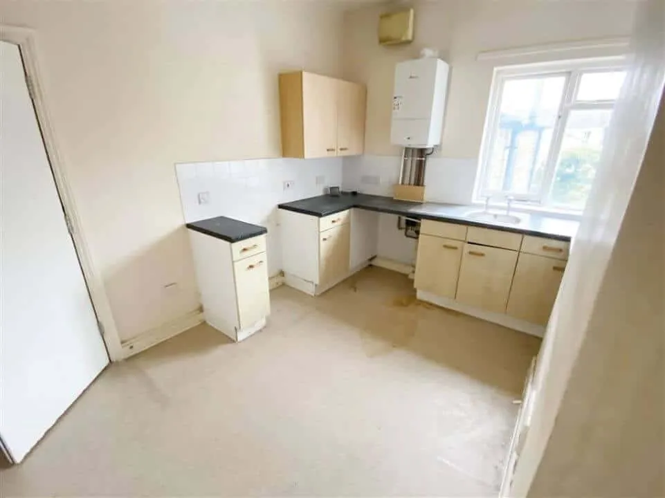 Flat B, 33 Rosebery Avenue, Manor Park, London E12 6PY - kitchen