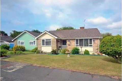 21 Nelson Crescent, Ryde, Isle of Wight PO33 3QN - life tenancy bungalow sold at auction