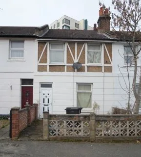17 Kings Road, South Norwood, London SE25 - a freehold mid-terraced probate house for sale at auction