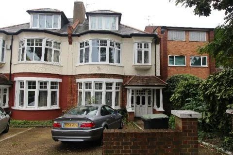 8A Eversley Park Road, Winchmore Hill, London N21 1JU - short lease flat sold at auction