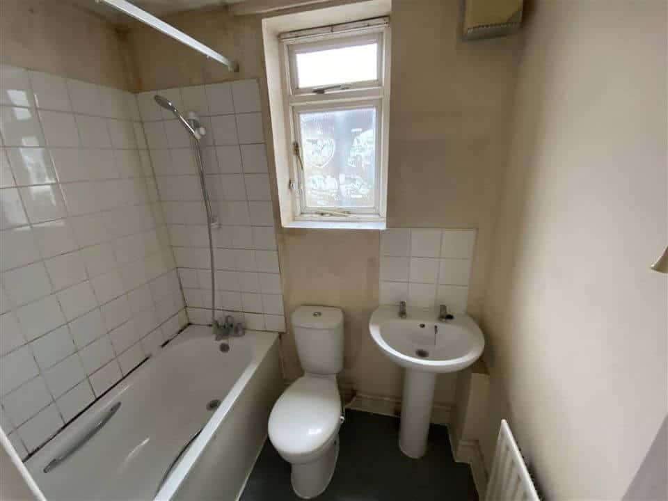 Flat B, 33 Rosebery Avenue, Manor Park, London E12 6PY - bathroom